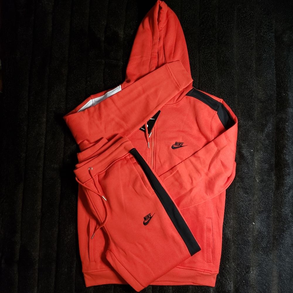 NIKE SWEATSUIT.